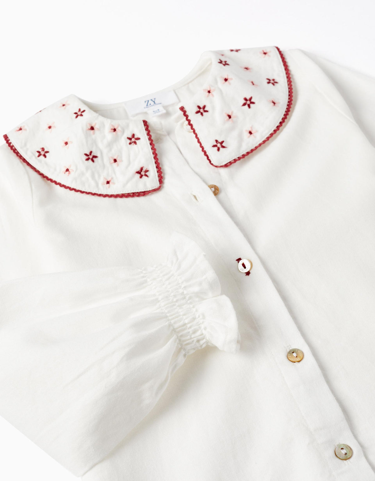 Blusa en algodón cuello grande y bordado